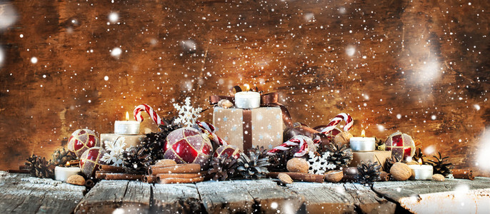 经典圣诞蜡烛，框组成。绘制的雪