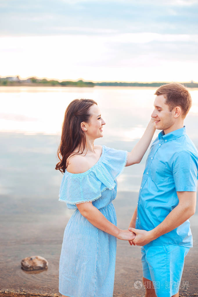 热恋中的年轻情侣拥抱彼此在夏季的一天和谐理念在室外湖