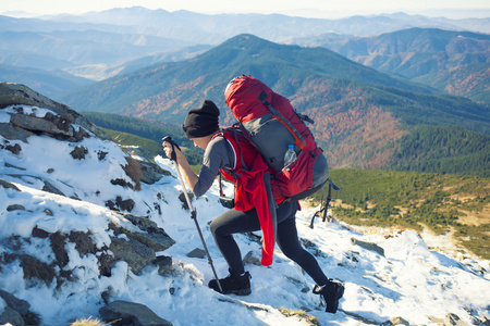 登山者攀登雪坡上