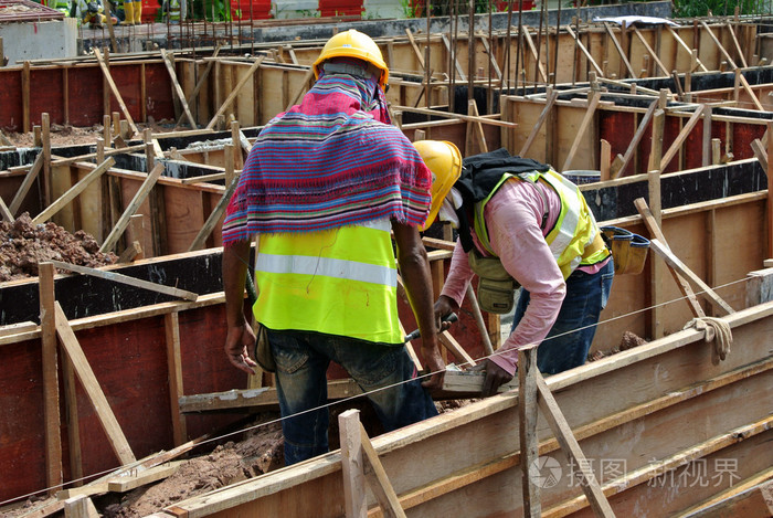 建筑工人制作地面梁模板