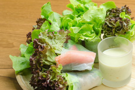 和健康食品概念鹰嘴豆泥和鳄梨沙拉酱蔬菜和零食上木制的野猪一位女