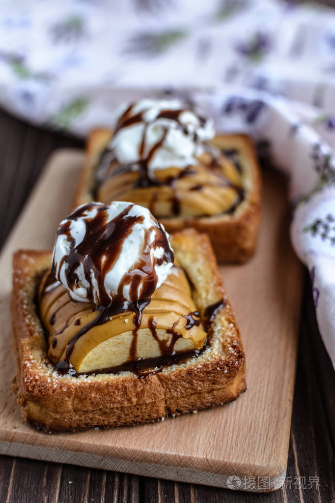 烤的苹果烤面包和冰淇淋上质朴的背景