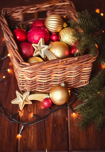 圣诞装饰品和玩具，暗褐色的柳条篮子