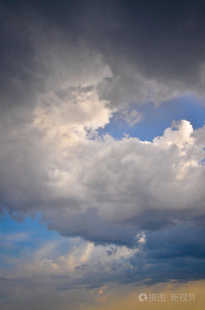 暴风雨前薄雾朦胧的阴霾空气