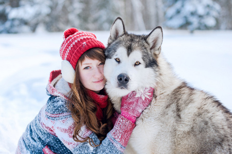 年轻的女孩，抱着狗沙哑冬天