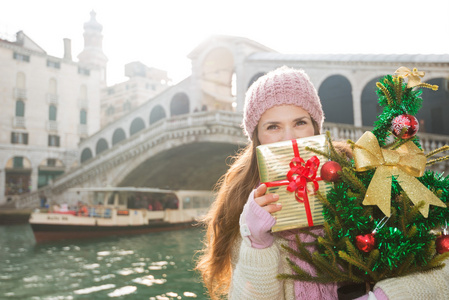 意大利威尼斯有圣诞树和礼品盒的年轻女子