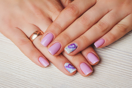 紫丁香指甲艺术，在浅色背景上印花