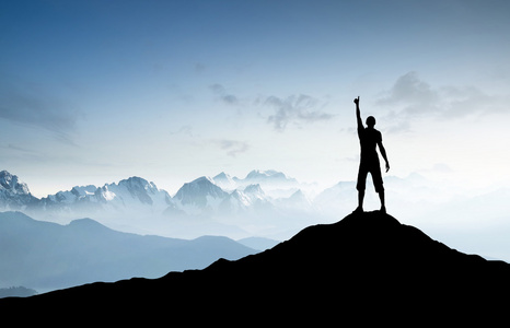 山顶上的蜻蜓在山顶上,获胜者剪影照片