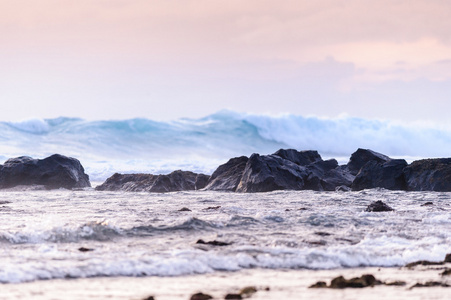 海浪在多岩石的海岸