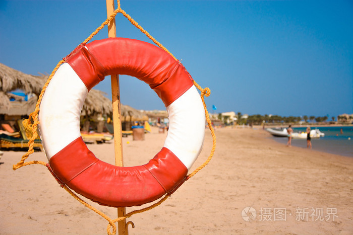 在沙滩上的救生圈