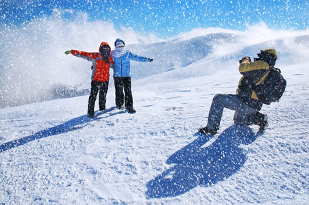 快乐开心的朋友在雪在户外玩。美丽的降雪