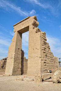 特尔斐的哈索尔神庙的墙，埃及的大门