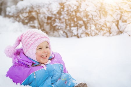 性格开朗的小女孩玩雪在公园