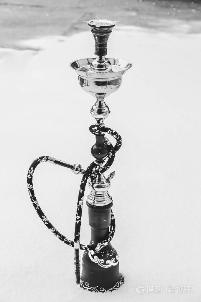 大水烟烟草由金属, 玻璃和陶瓷.下雪了.雪背景.白色