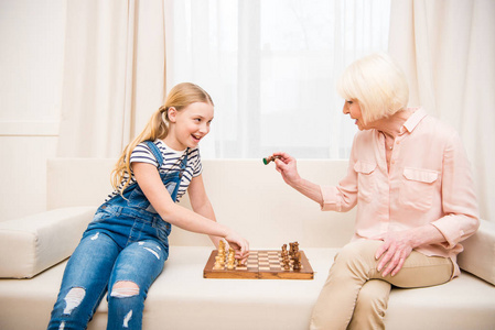 祖母和孙女下棋