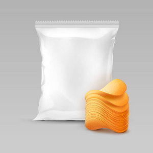 矢量白色垂直密封铝箔塑料袋包装设计与堆栈的马铃薯脆芯片密切了分离背景