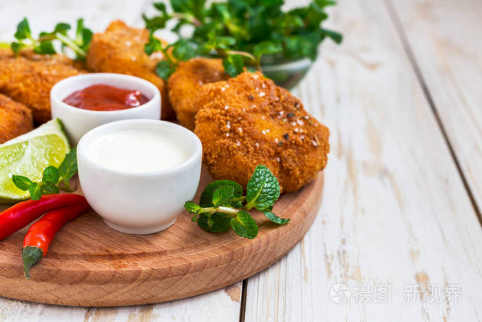 西班牙croquetas炸丸子虾薄荷和寒冷