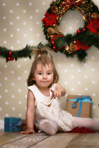 可爱的小女孩装扮圣诞树图片