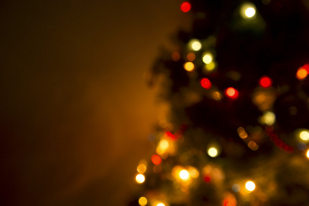 圣诞树灯散景模糊了焦点背景