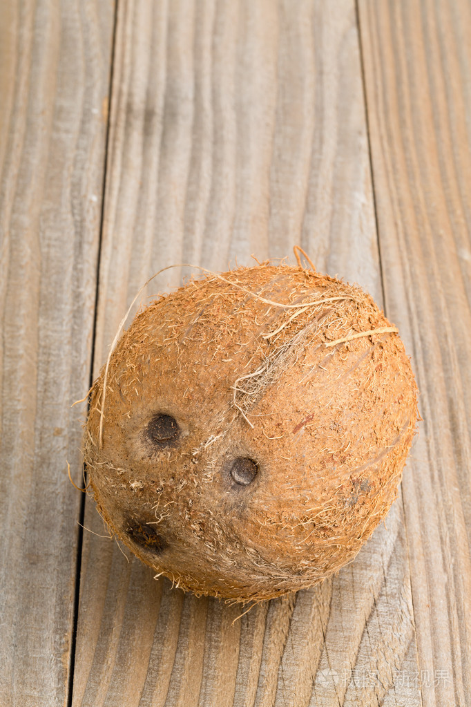 桌上的整个椰子