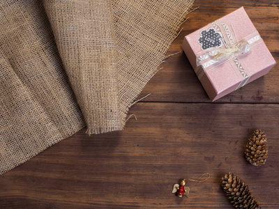 老式的礼品盒 冷杉球果 木材和麻布背景，照片顶视图上的圣诞玩具。复制文本的空间
