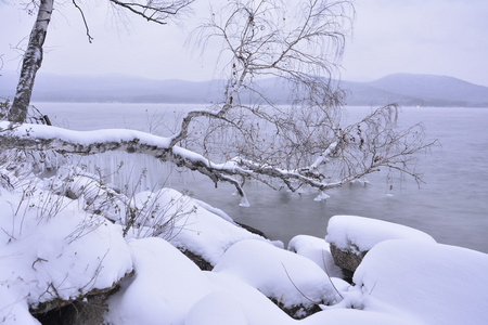 俄罗斯湖冬季水 雾 雪森林和山