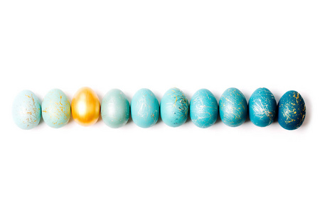 水平边框的奥伯尔蓝色复活节彩蛋和黄金蛋上孤立的白色背景