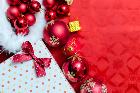圣诞节背景用红色装饰，金色礼盒和上网