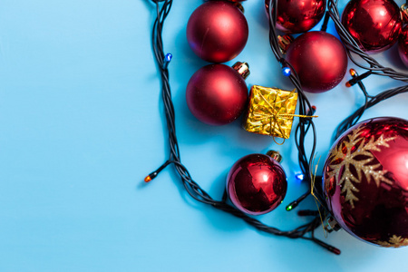 圣诞节背景用红色装饰，金色礼盒和上网