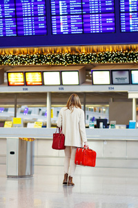 女人在国际机场等待在码头的航班
