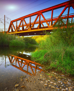 这条河上金属铁路大桥如画的风景