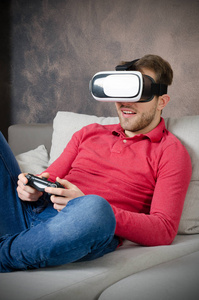 男人戴着虚拟现实眼镜与智能手机里面