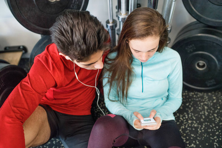 在现代的运动量来找到健身房与智能手机适合情侣