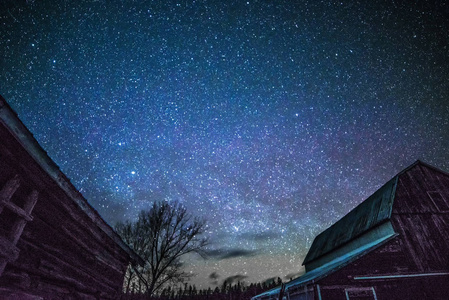 农村谷仓在冬季有星星的夜晚