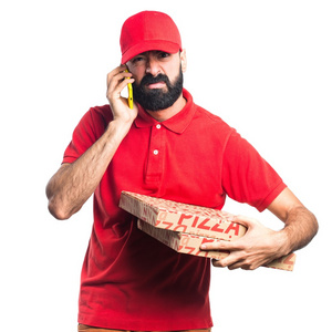 谈到手机的比萨饼送货员