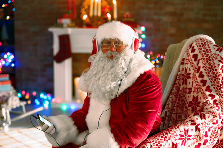 圣诞老人坐着耳机图片