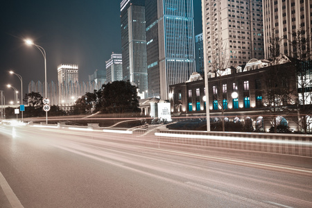 城市建筑的街景和路的夜景图片