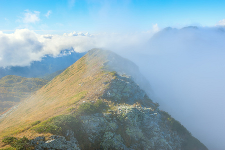 云层上方和山之间