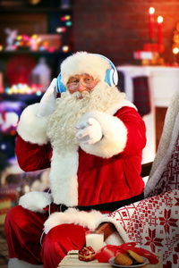 圣诞老人坐着耳机
