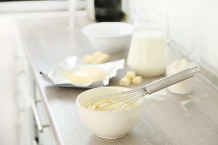 烹饪上厨房的黄油奶油图片