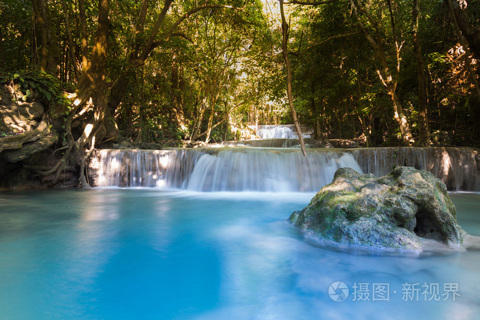 在森林深处的蓝色河流水瀑布