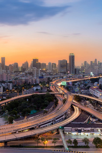 公路与城市繁华美丽的天际线背景