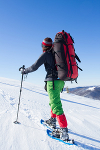 在山里徒步旅行带着背包和帐篷雪的冬天