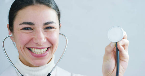 密切联系听诊器准备访问在医院或诊所女医生的肖像