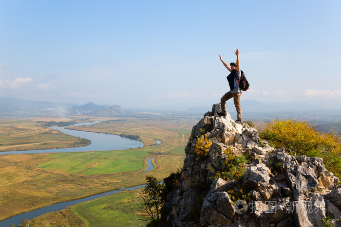 徒步旅行者抬起手臂,高兴地尖叫照片-正版商用图片0nxxdm-摄图新视界