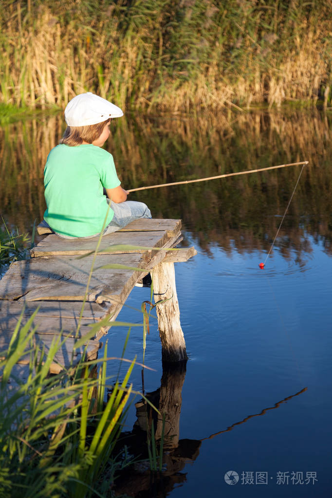 快乐的小男孩在河里,一个儿童渔夫与去钓鱼