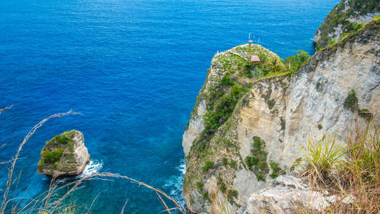 岩石中的海洋在 Atuh 海滩 Nusa Penida 岛，印度尼西亚