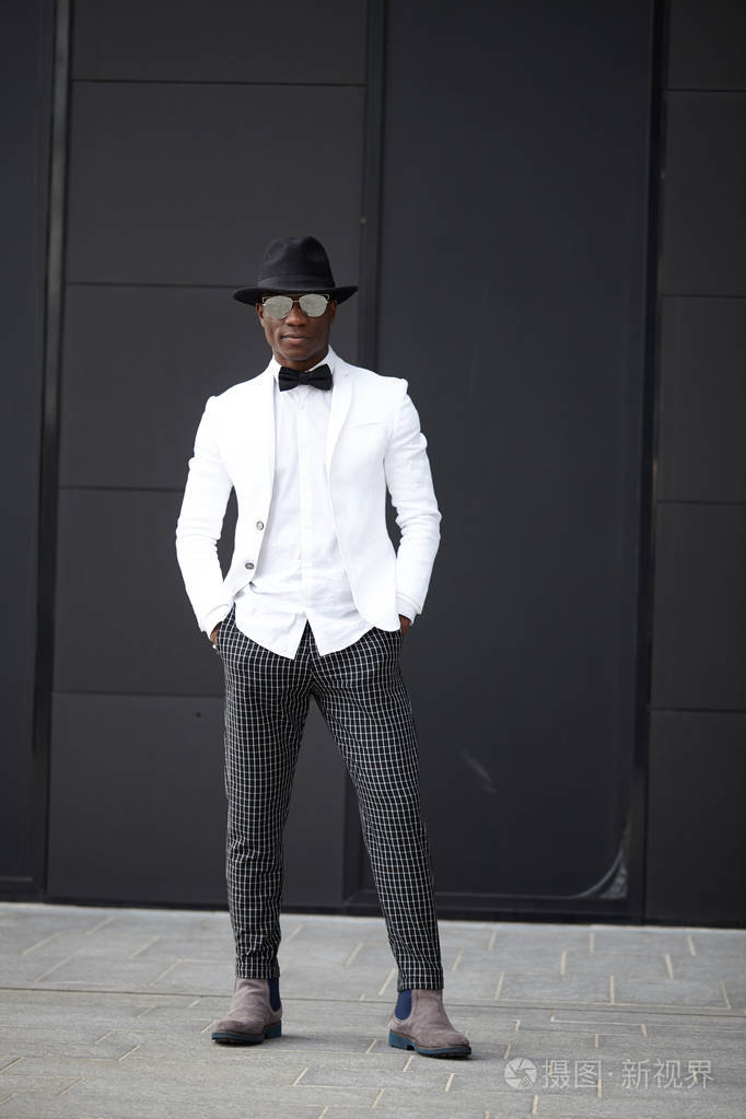 看起来好年轻黑人男性中时髦的衣服