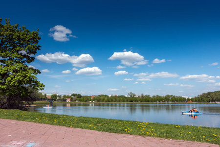 在公园里的漂亮的池塘。中 Tsaritsynskiy 豪。Tsaritsyno 公园