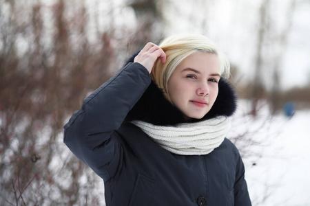 年轻漂亮的女孩，在冬季公园散步
